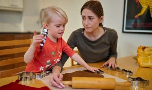Lapsi leipoo pipareita äitinsä kanssa.