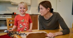 hymyilevä lapsi ja aikuinen