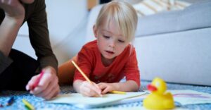 lapsi ja aikuinen piirtävät