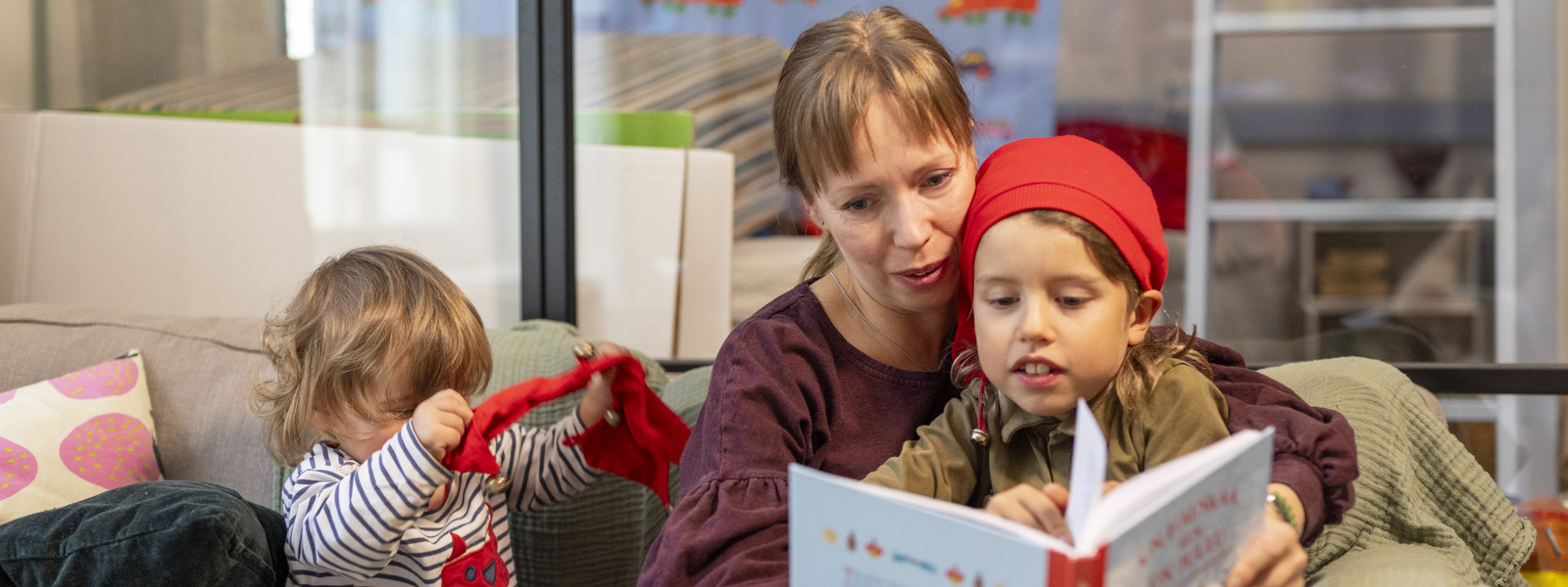 Perhe lukee joulukirjaa